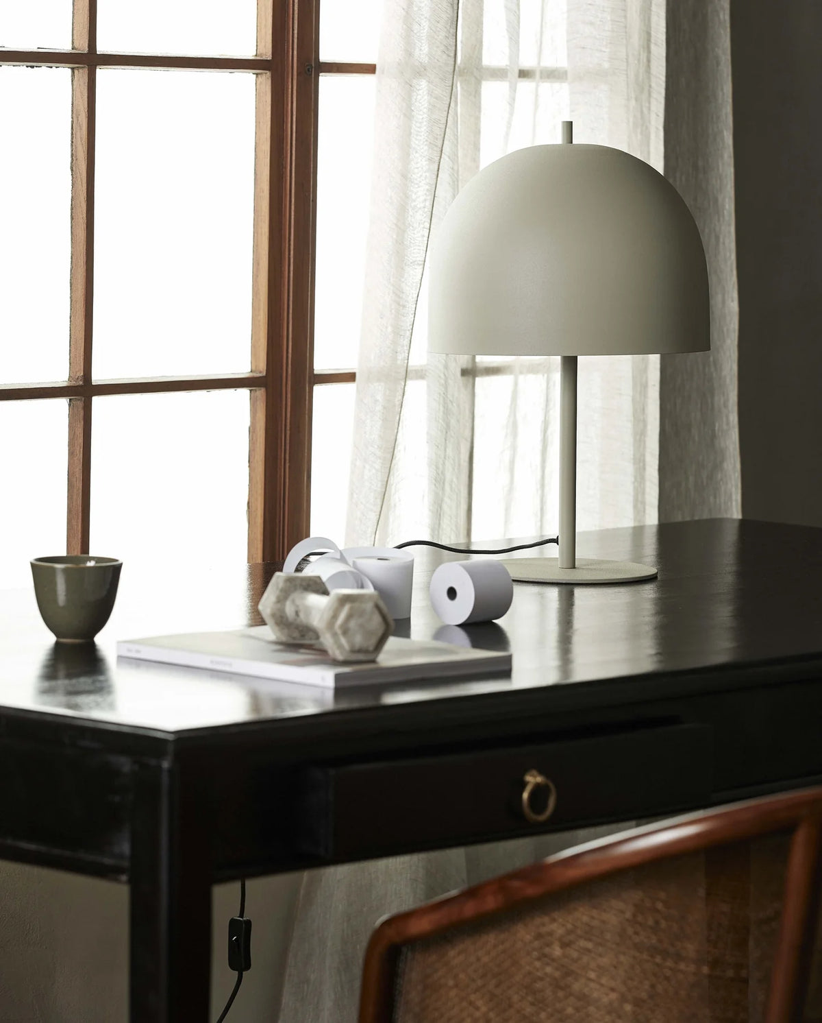 GLOW Bordlampe i Lakeret Metal fra Nordal | Ø31x51 cm | Beige