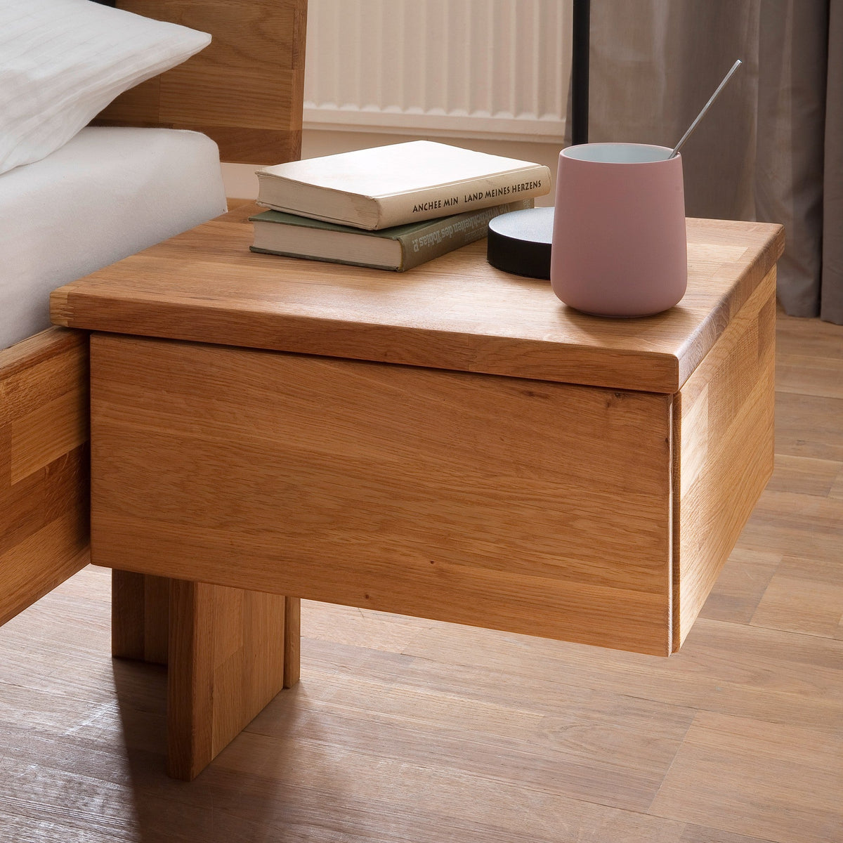 Saga Svævende Snedker Sengeborde i Massiv FSC Egetræ og Naturolie fra Organic Sleep | 2 stk. | B43 x H20 x D39 cm fra Unique Beds, Home & Living