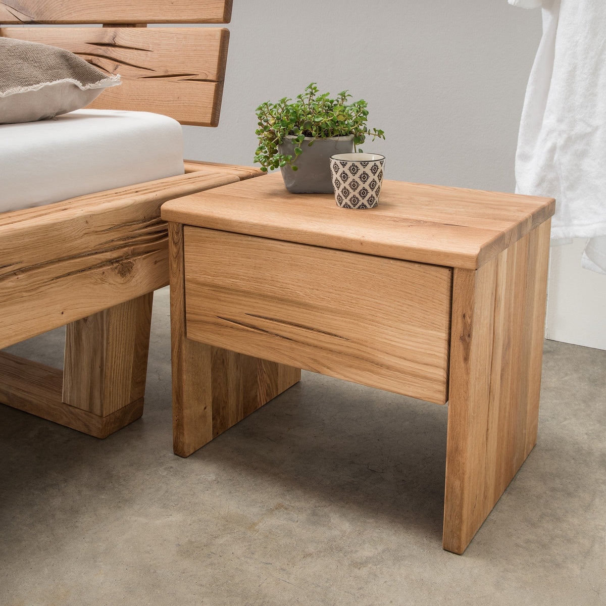 Frigg Snedker Sengebord i Massiv FSC Egetræ og Naturolie fra Organic Sleep | B50 x H42 x D36 cm fra Unique Beds, Home & Living
