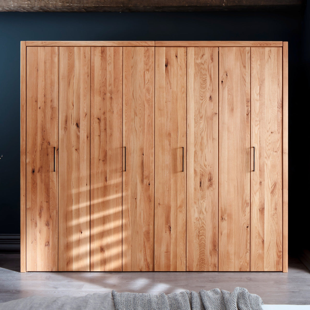 Heimdal Snedker Garderobeskab med 4 Foldelåger i Massiv FSC Egetræ og Naturolie fra Organic Sleep | B251 x H221 x D65 cm fra Unique Beds, Home & Living