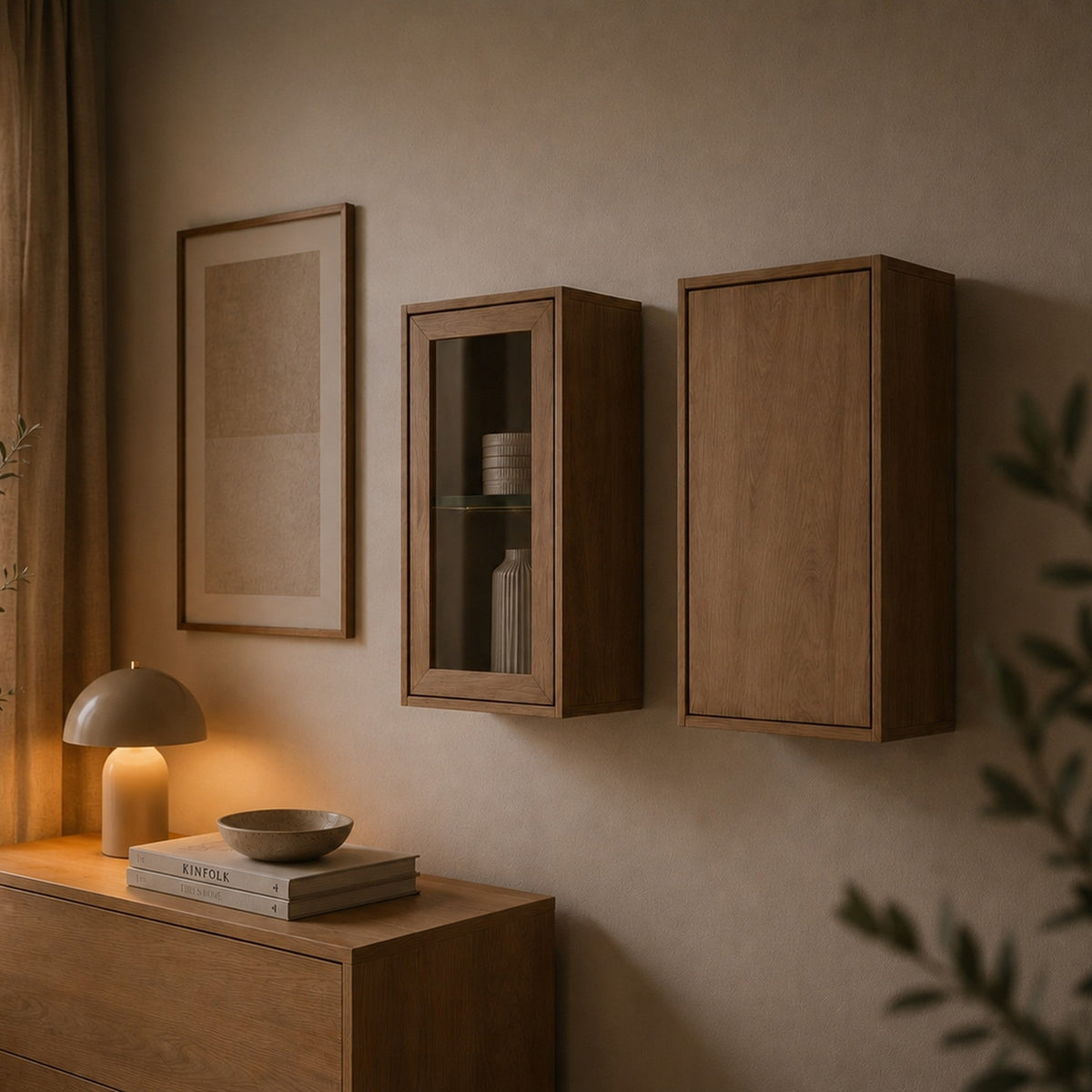 Njord Væghængt Snedker Skab med Glaslåge i Massiv FSC Egetræ og Bianco Lys Olie fra Organic Sleep | B46 x D26 x H81 cm | Leveres Færdigsamlet fra Unique Beds, Home & Living