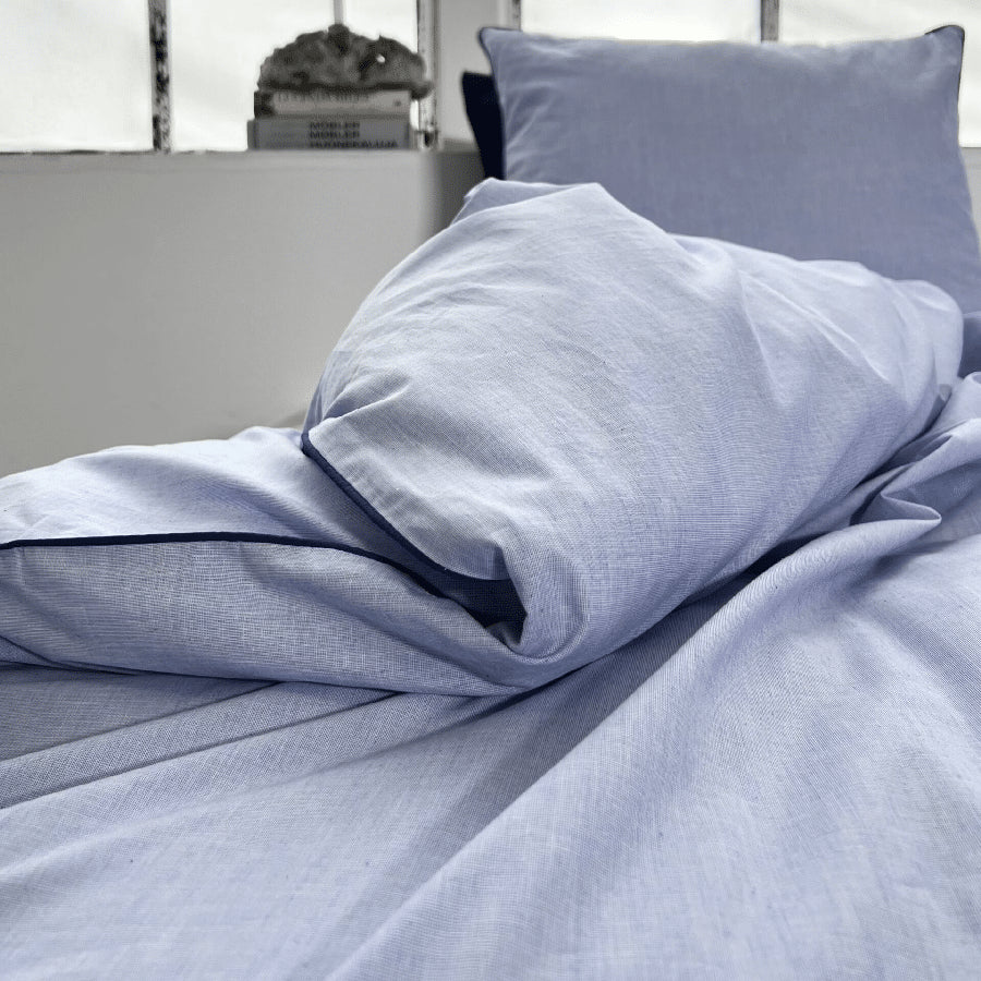 Chambre M/ Piping i 100% Økologisk GOTS & Svanemærket Bomuld fra Omhu | Lys Blå / Navy piping 140x200 - OUTLET