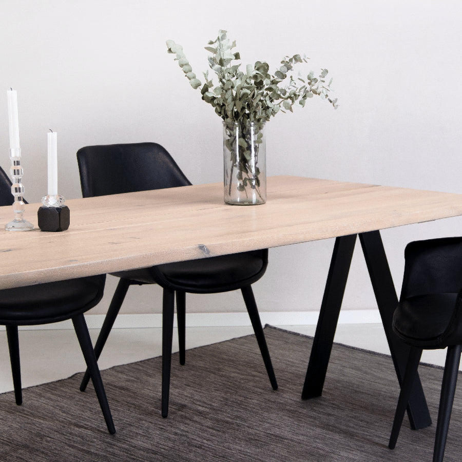 Curve Snedker Spisebord i Massiv Egetræ & Hvid Olie fra House Of Sander | B: 95cm. L: 160-295cm. H: 3cm. – fra Unique Beds, Home & Living