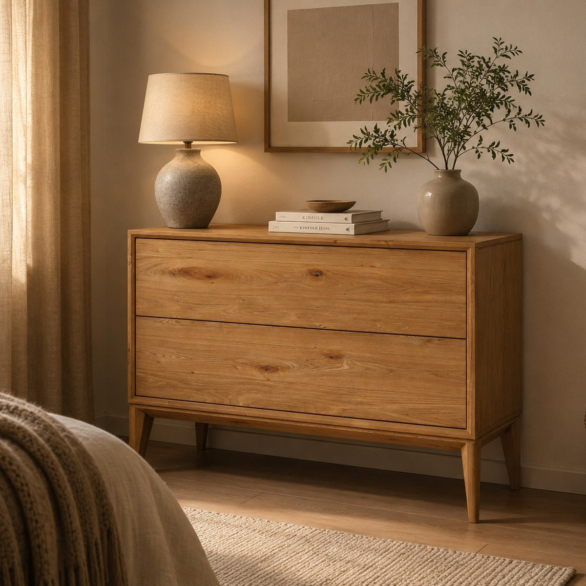 Njord Snedker Kommode/Tv-Bord med 2 Skuffer og Ben i Massiv FSC Egetræ og Naturolie fra Organic Sleep | H63 x B90 x D42 cm | Leveres Færdigsamlet fra Unique Beds, Home & Living