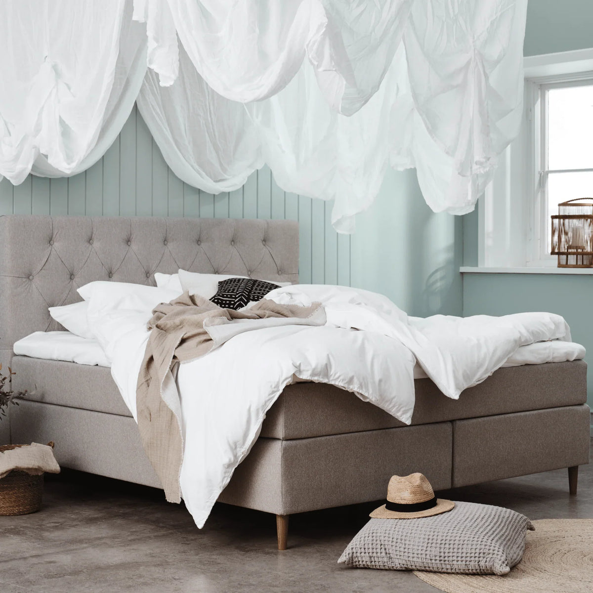 LAMA FAMILY kontinentalseng – miljøbillede – fra Unique Beds, Home & Living