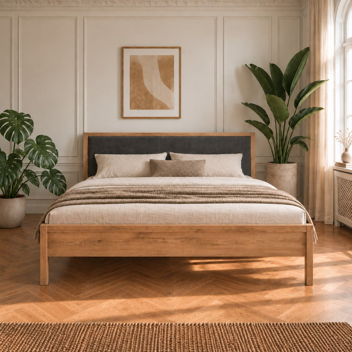 Freja Snedker Sengeramme i Massiv FSC Egetræ og Naturolie med Antracit Uld på Sengegavlen fra Organic Sleep