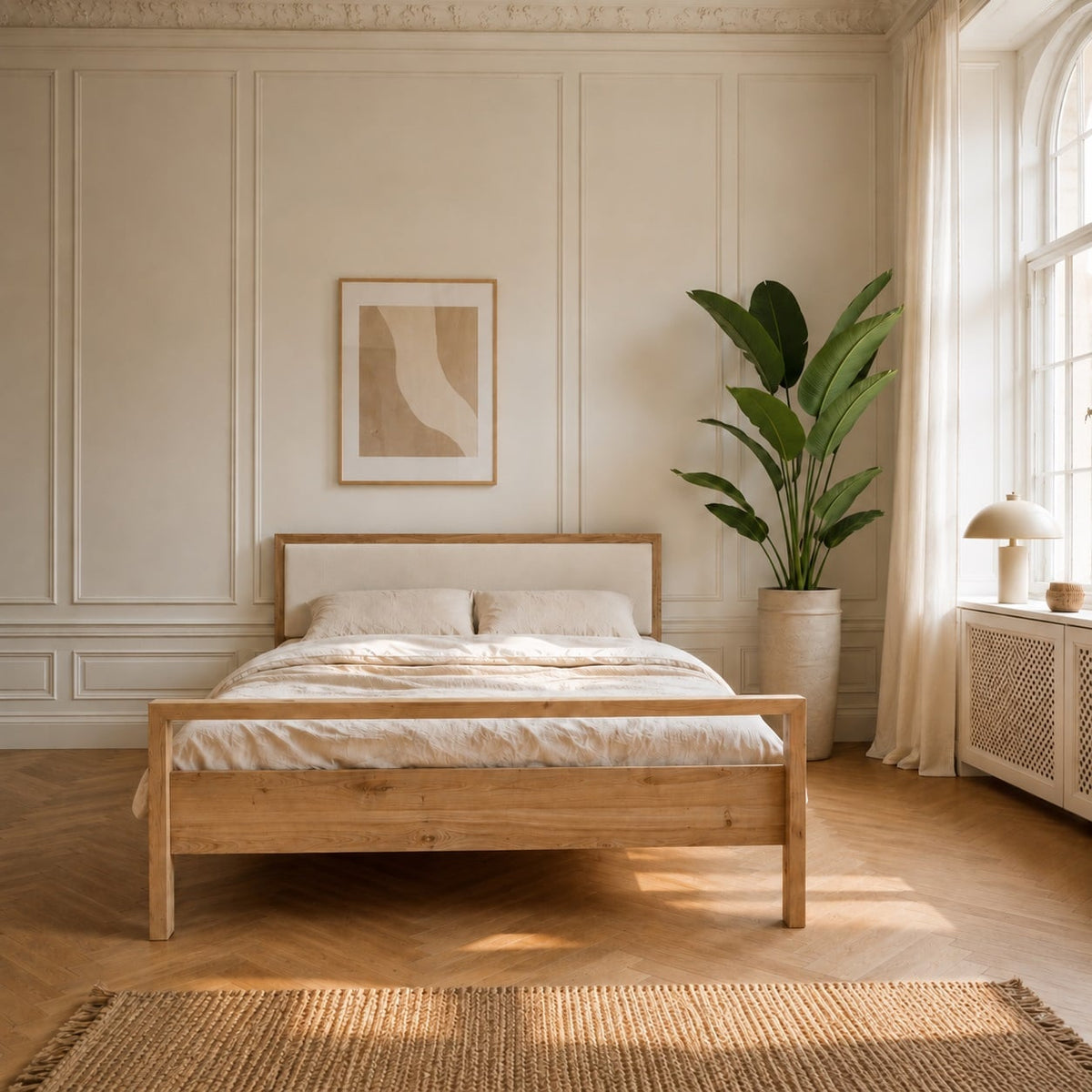 Freja Snedker Sengeramme i Massiv FSC Egetræ og Naturolie med Beige Uld på Sengegavlen fra Organic Sleep | Høj Fodgavl