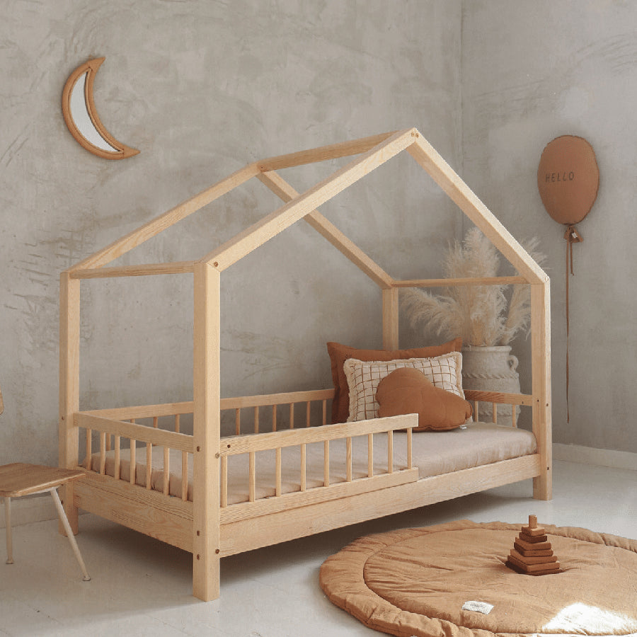 Frida Snedker Husseng Håndlavet i 100% Massiv Fyrretræ med Rund Sengehest fra Raw Kids | Flere Størrelser – fra Unique Beds, Home & Living