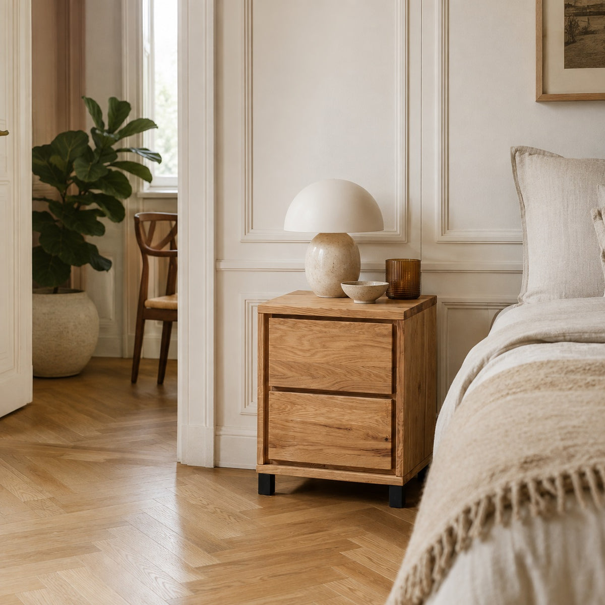 Heimdal Snedker Sengebord/Kommode i Massiv Egetræ med 2 Skuffer og Naturolie med Metalben fra Organic Sleep | H57 x B47 x D42 cm | Leveres Færdigsamlet