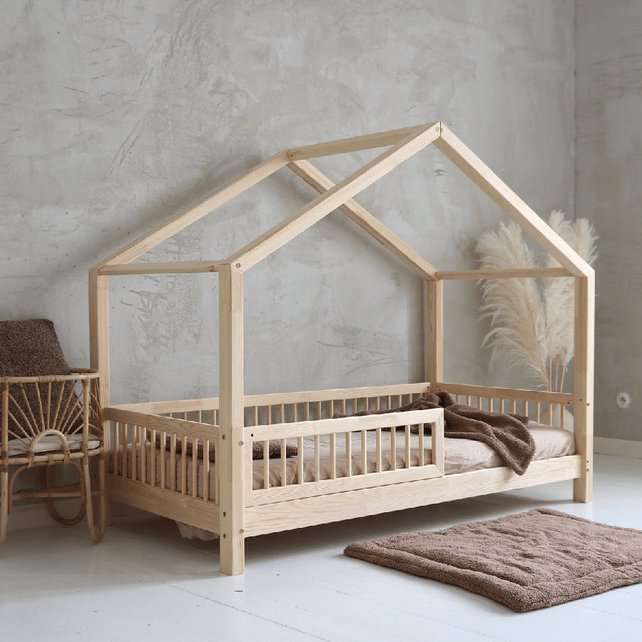 Isabella Snedker Husseng Håndlavet i 100% Massiv Fyrretræ med Lav Rund Sengehest fra Raw Kids | Flere Størrelser – fra Unique Beds, Home & Living