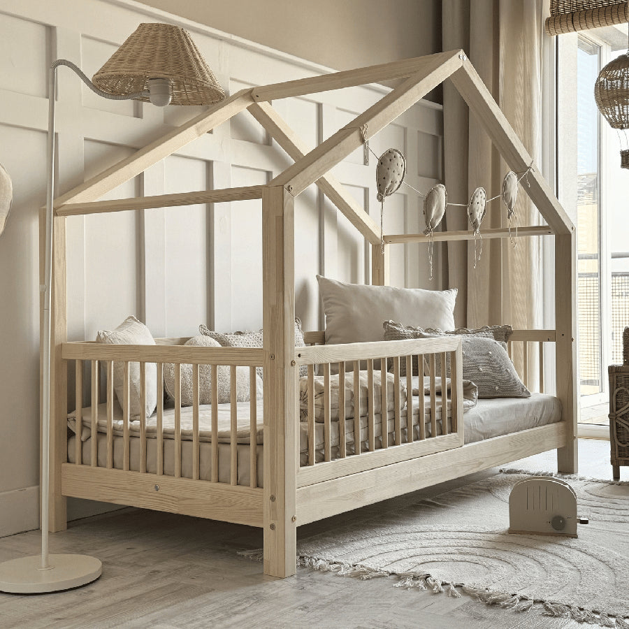 Isabella Snedker Husseng Håndlavet i 100% Massiv Fyrretræ med Rund Sengehest fra Raw Kids | Flere Størrelser – fra Unique Beds, Home & Living