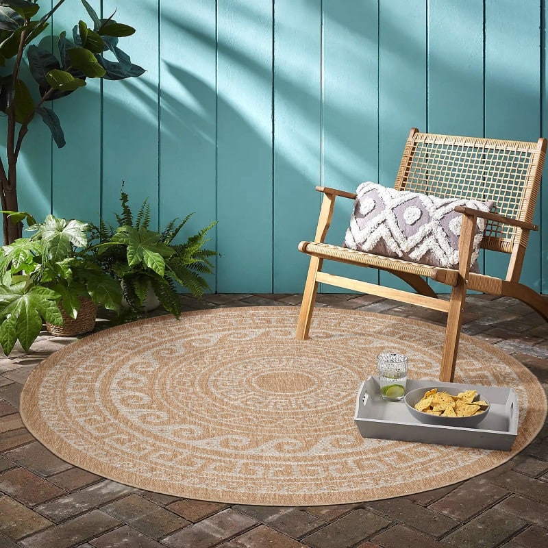 Jasmine Rundt Indendørs/Udendørs Gulvtæppe i Beige med Simpelt Lyst Bølgemønster fra Rugs by Uniquebeds Home & Living | Flere Størrelser