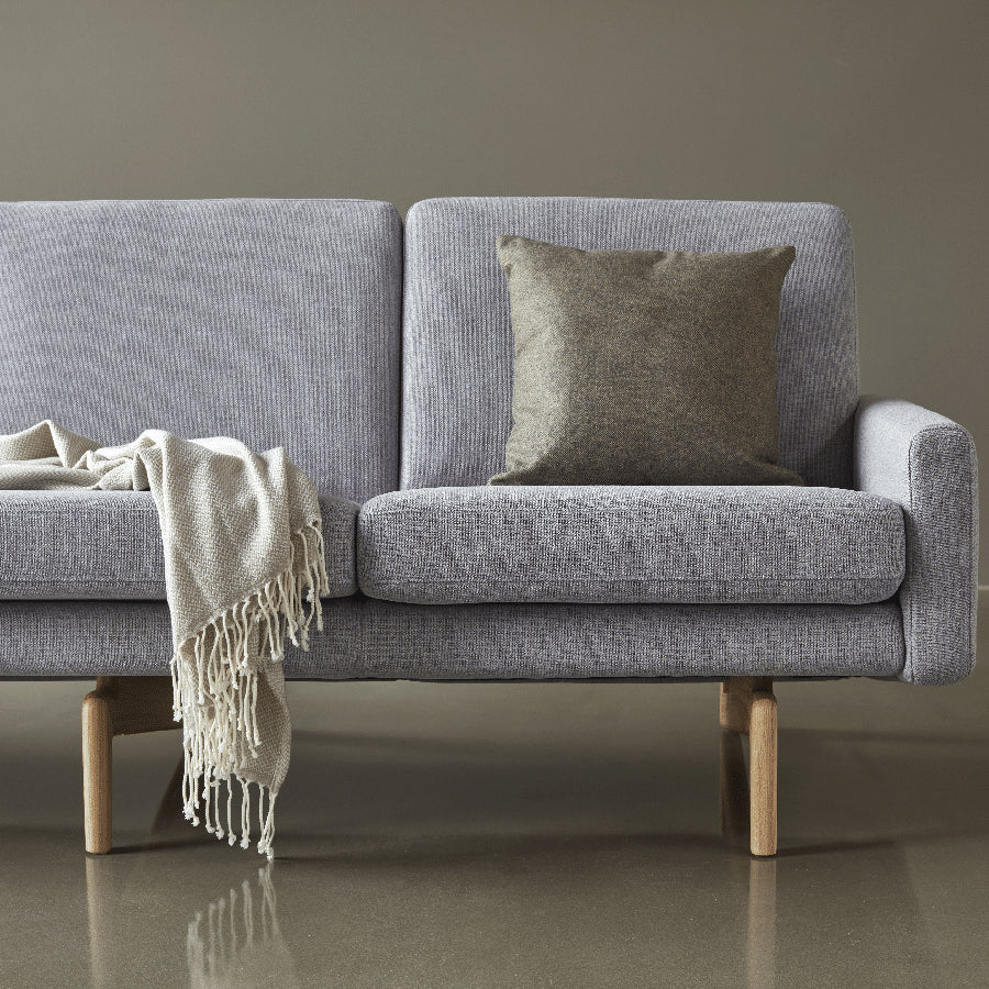 K200 2-Personers Sofa med Egetræsben fra Kragelund / Scandinavian Upholstery | Flere Farver – fra Unique Beds, Home & Living