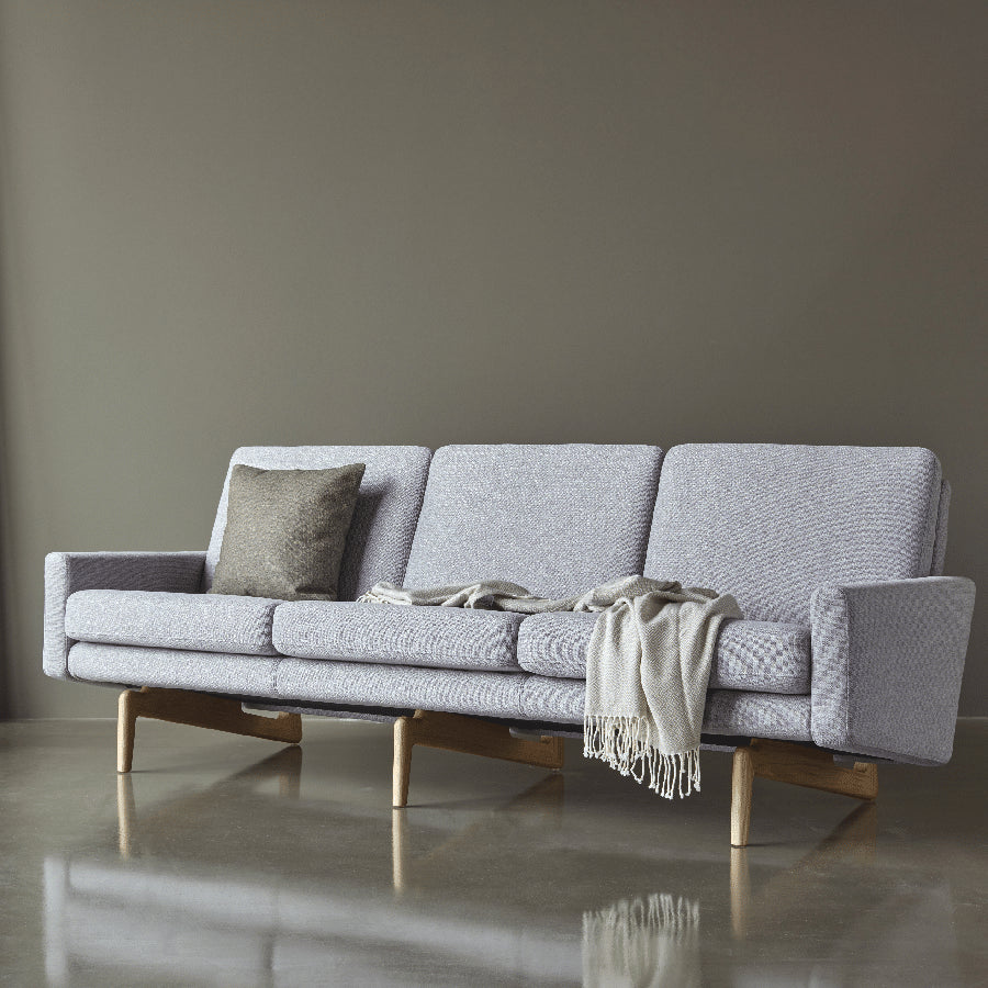 K200 3-Personers Sofa med Egetræsben fra Kragelund / Scandinavian Upholstery | Flere Farver – fra Unique Beds, Home & Living