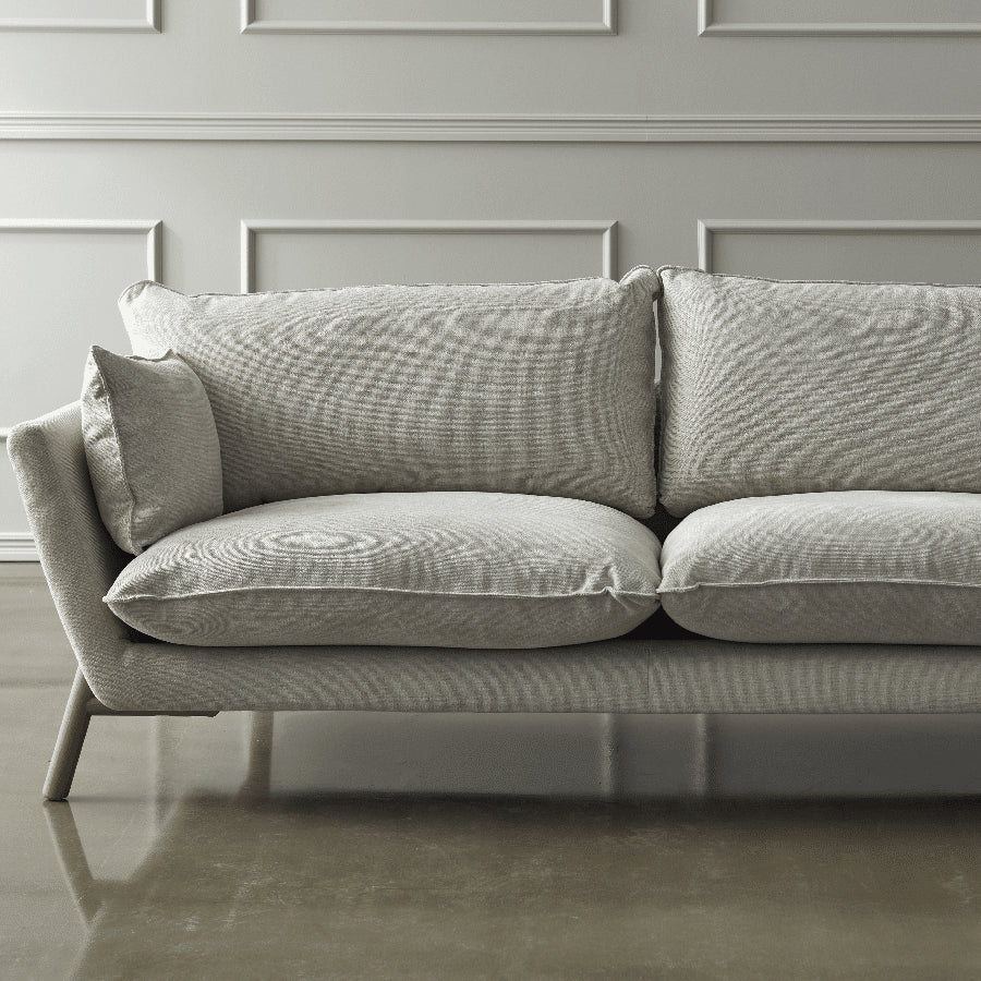 K260 2-Personers Sofa med Dunfyld & Lakerede Egetræsben fra Kragelund / Scandinavian Upholstery | Flere Farver – fra Unique Beds, Home & Living