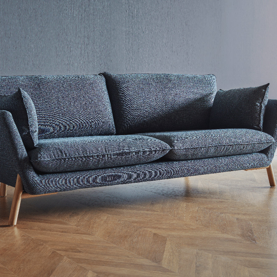 K260 3-Personers Sofa med Dunfyld & Lakerede Egetræsben fra Kragelund / Scandinavian Upholstery | Flere Farver – fra Unique Beds, Home & Living