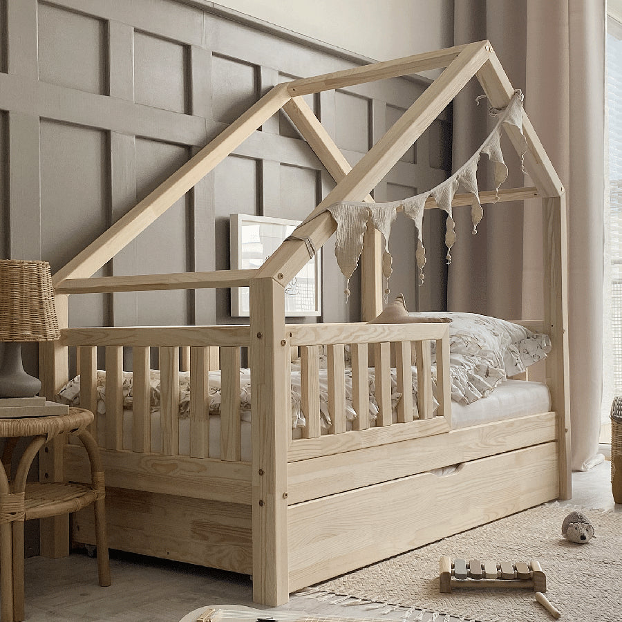 Lærke Snedker Husseng Håndlavet i 100% Massiv Fyrretræ med Skuffe og Klassisk Sengehest fra Raw Kids | Flere Størrelser – fra Unique Beds, Home & Living