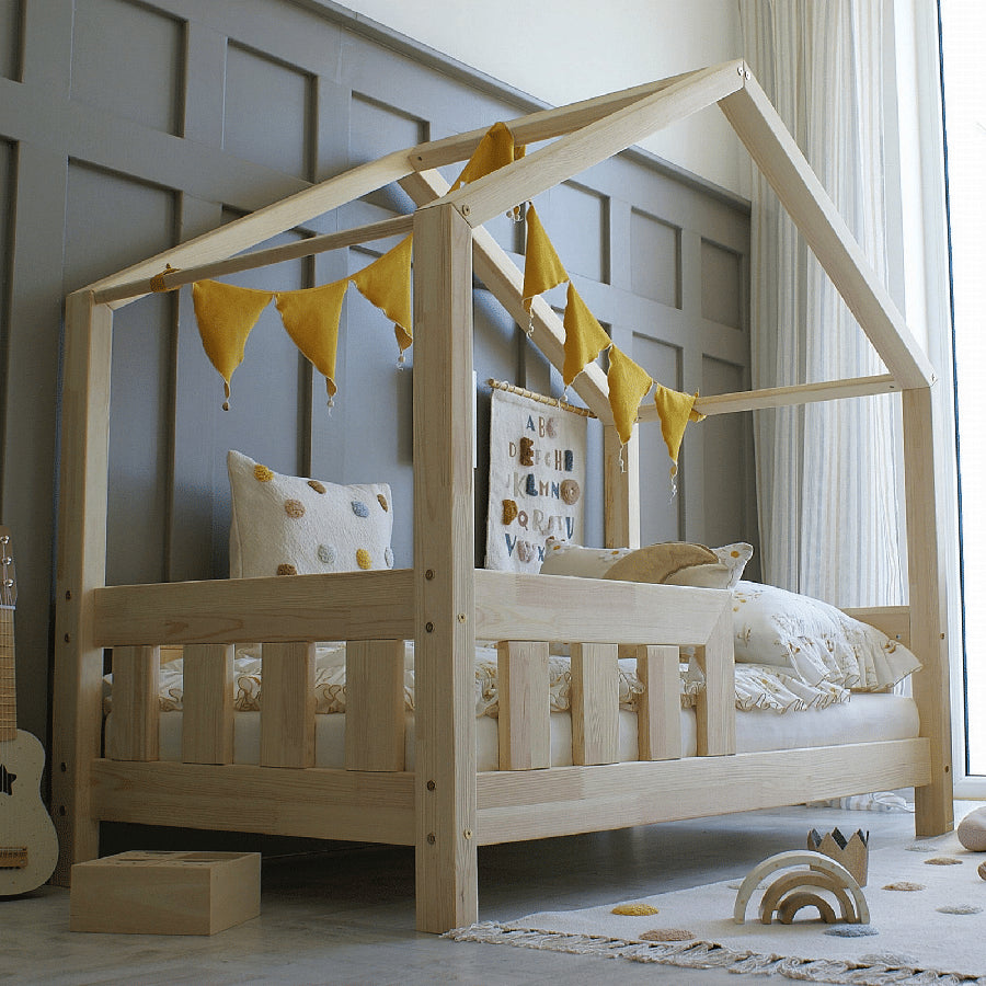 Lily Snedker Husseng Håndlavet i 100% Massiv Fyrretræ med Simpel Klassisk Sengehest fra Raw Kids | Flere Størrelser – fra Unique Beds, Home & Living