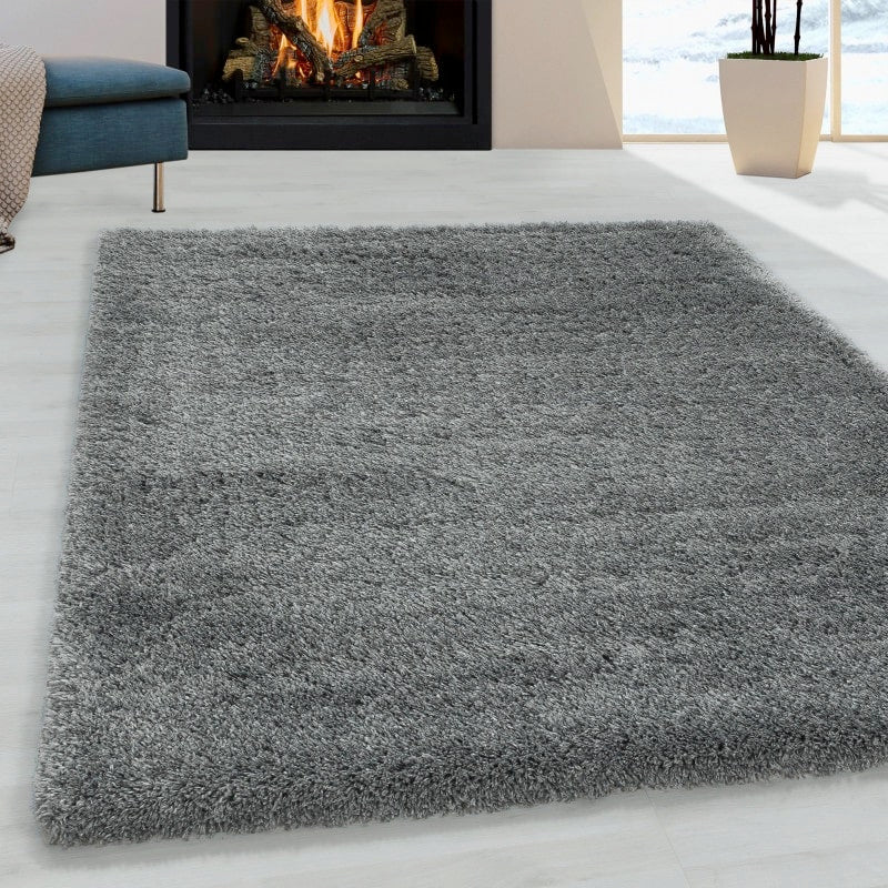 Louisa Ensfarvet Gulvtæppe i Lys Grå fra Rugs by Uniquebeds Home & Living | Flere Størrelser i Firkantet & Rund