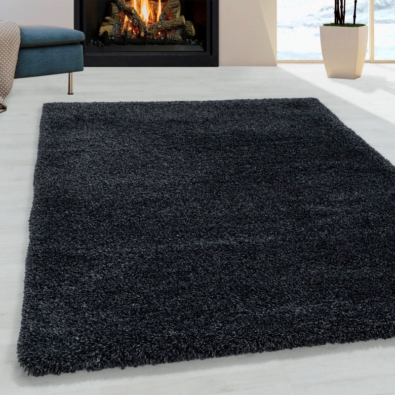 Louisa Ensfarvet Gulvtæppe i Sort fra Rugs by Uniquebeds Home & Living | Flere Størrelser i Firkantet & Rund