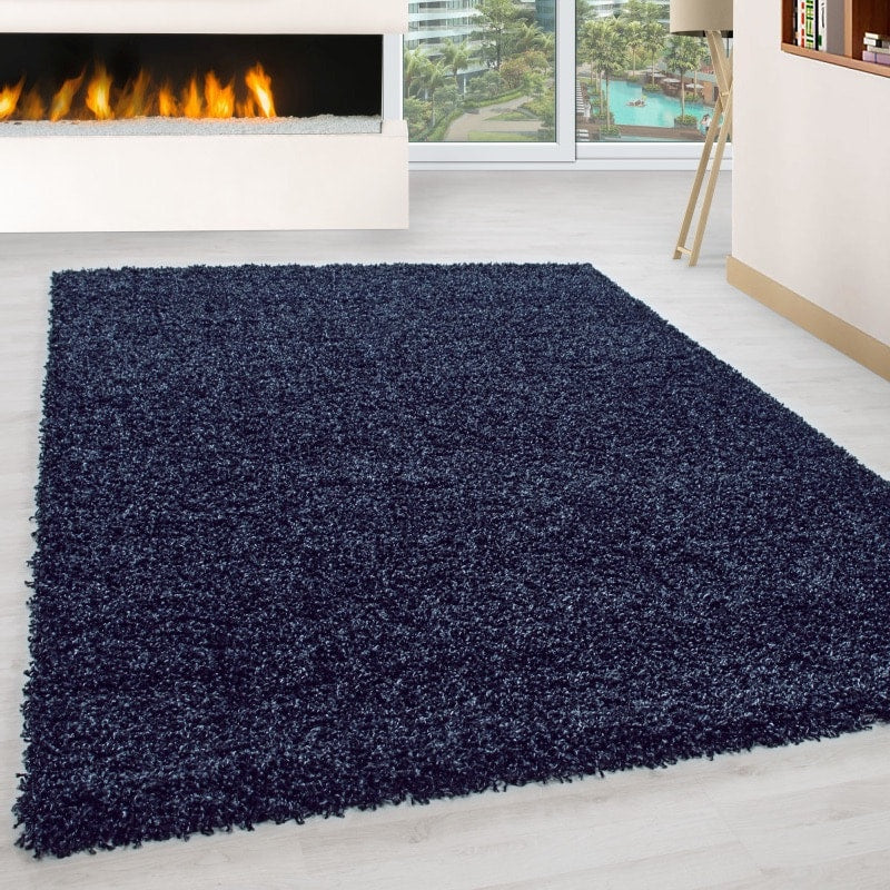 Luna Ensfarvet Fluffy Gulvtæppe i Navy Blå fra Rugs by Uniquebeds Home & Living | Flere Størrelser i Firkantet & Rund