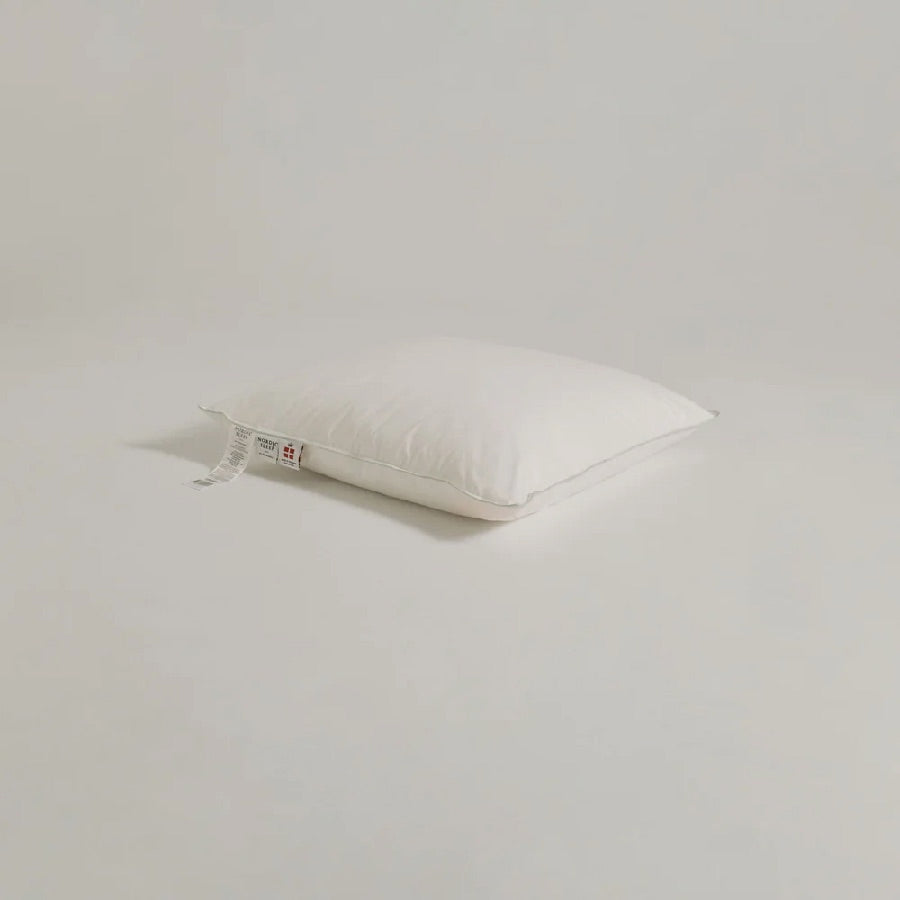 Medium Høj Hovedpude med Fyld af Flossflakes bio & Genanvendt Polyester & Betræk i 100% Bomuld fra Nordic Sleep by Flossflakes | 50x60 cm - OUTLET