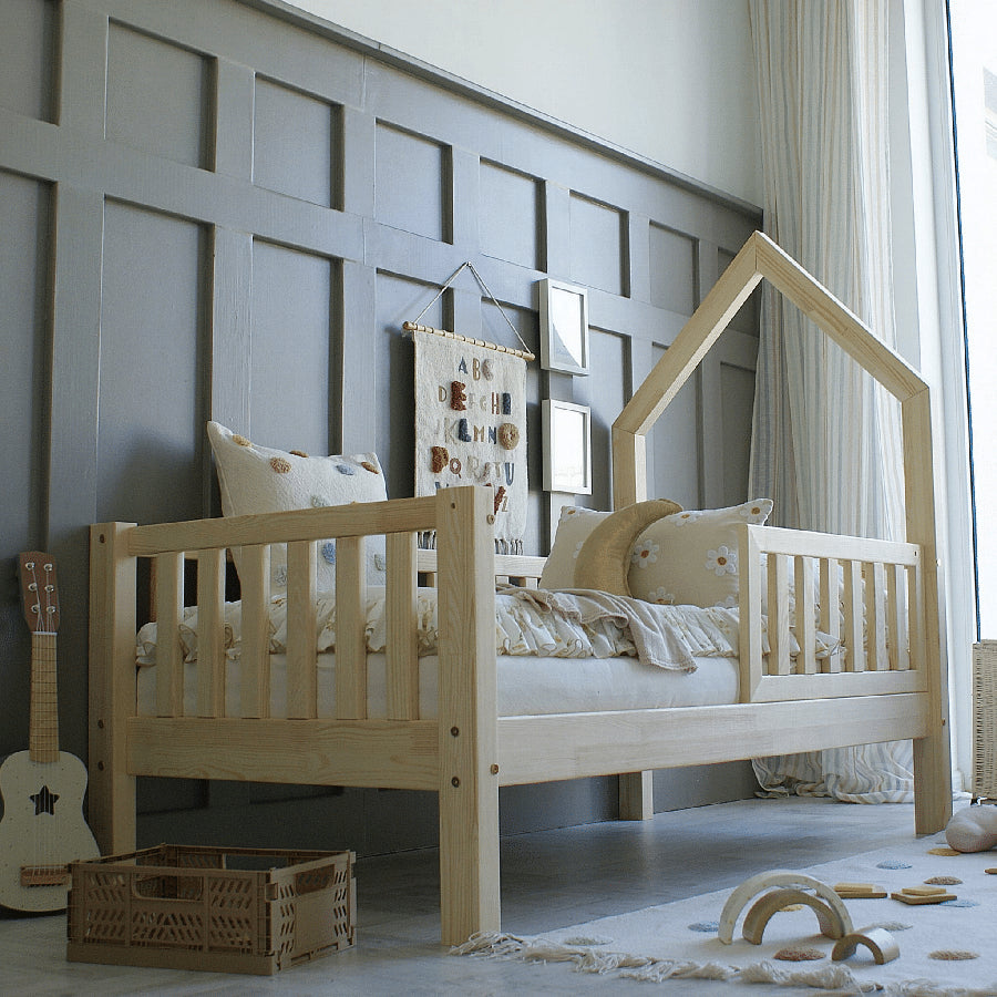Victoria Snedker Husseng Håndlavet i 100% Massiv Fyrretræ med Klassisk Sengehest fra Raw Kids | Flere Størrelser – fra Unique Beds, Home & Living