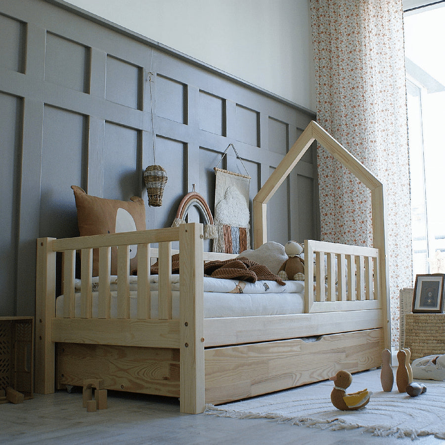 Victoria Snedker Husseng Håndlavet i 100% Massiv Fyrretræ med Skuffe og Klassisk Sengehest fra Raw Kids | Flere Størrelser – fra Unique Beds, Home & Living