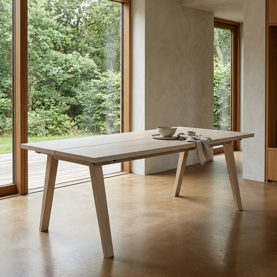 A-Line Spisebord i Hvidpigmenteret Egetræ med Forberedelse til Tillægsplader & Plankejer fra Actona | BDH 200x95x74,6 cm - Billede 1