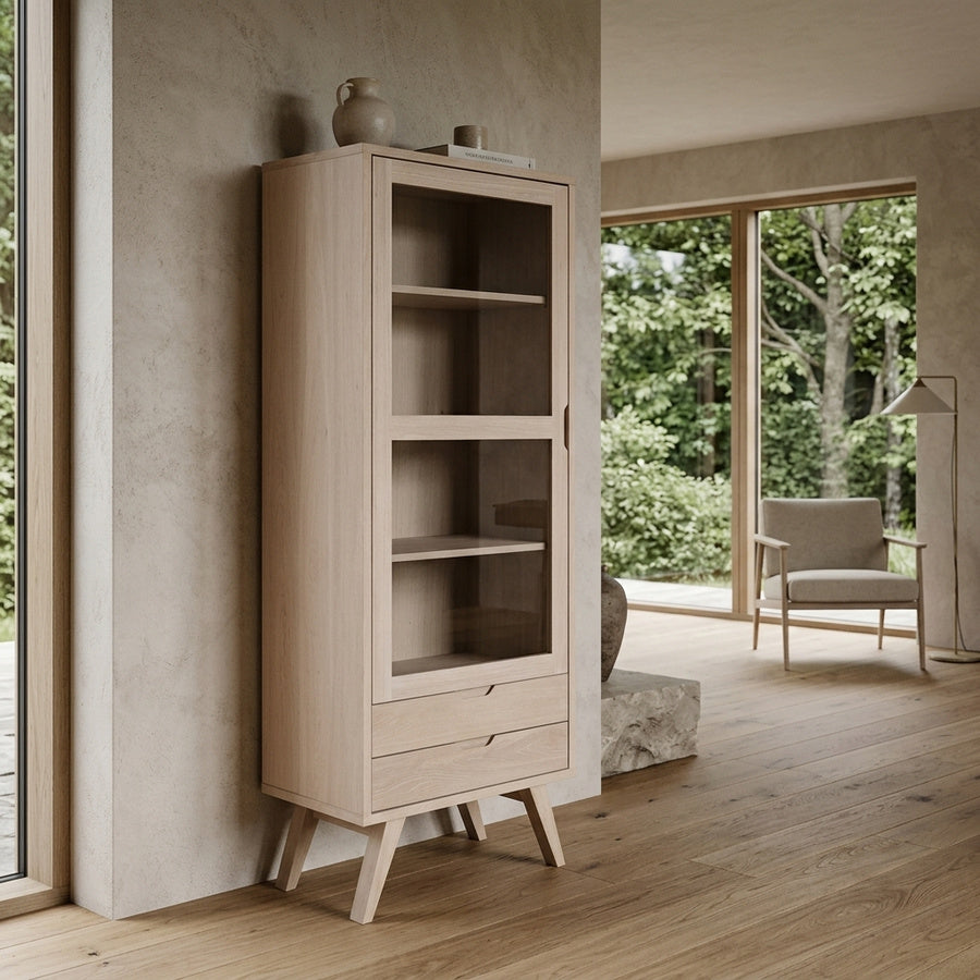 A-Line Vitrine i Hvidpigmenteret Egetræ med 2 Skuffer, 3 Hylder & Dør i Klar Glas fra Actona | B72xD42xH190cm - Billede 1