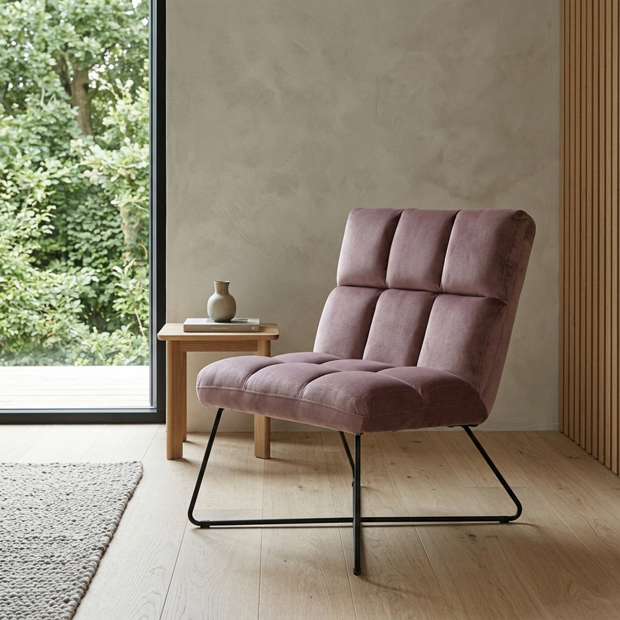 Alba Lounge Stol i Dusty Rose Stof med Firkantet Syning og Lynlås og Stel i Sort Stål fra Actona | 62x86x90cm - Billede 1