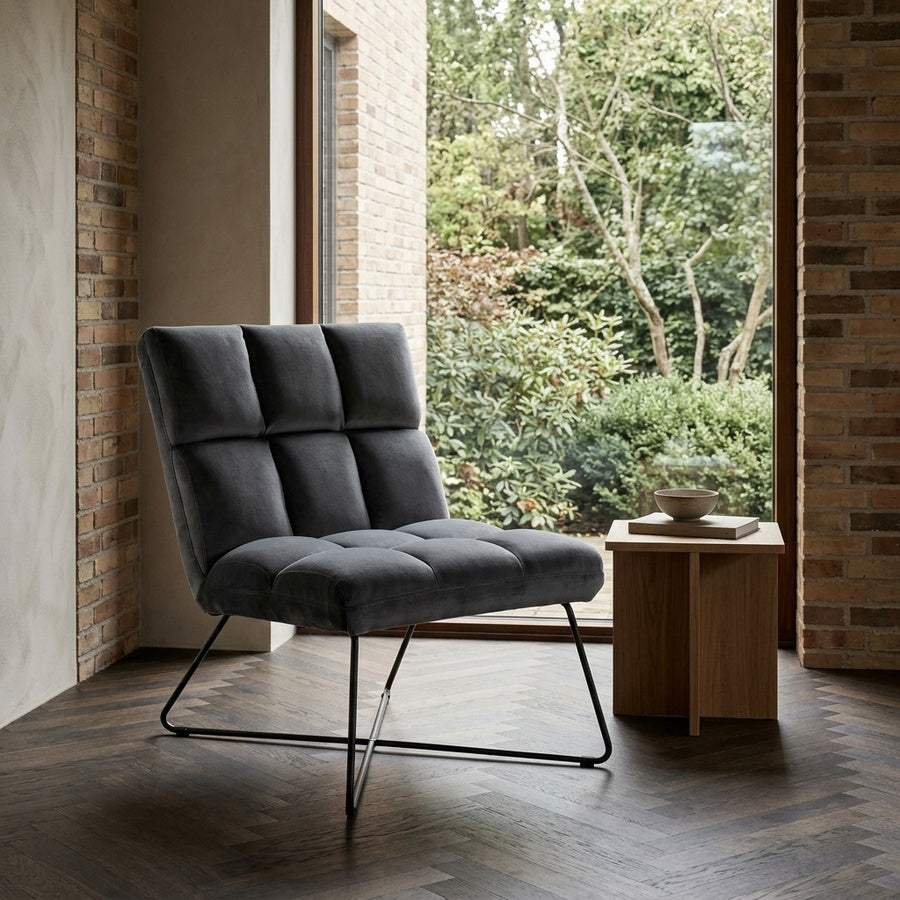 Alba Lounge Stol i Mørkegrå Stof & Stel i Sort Stål fra Actona | B62xD86xH90cm - Billede 1