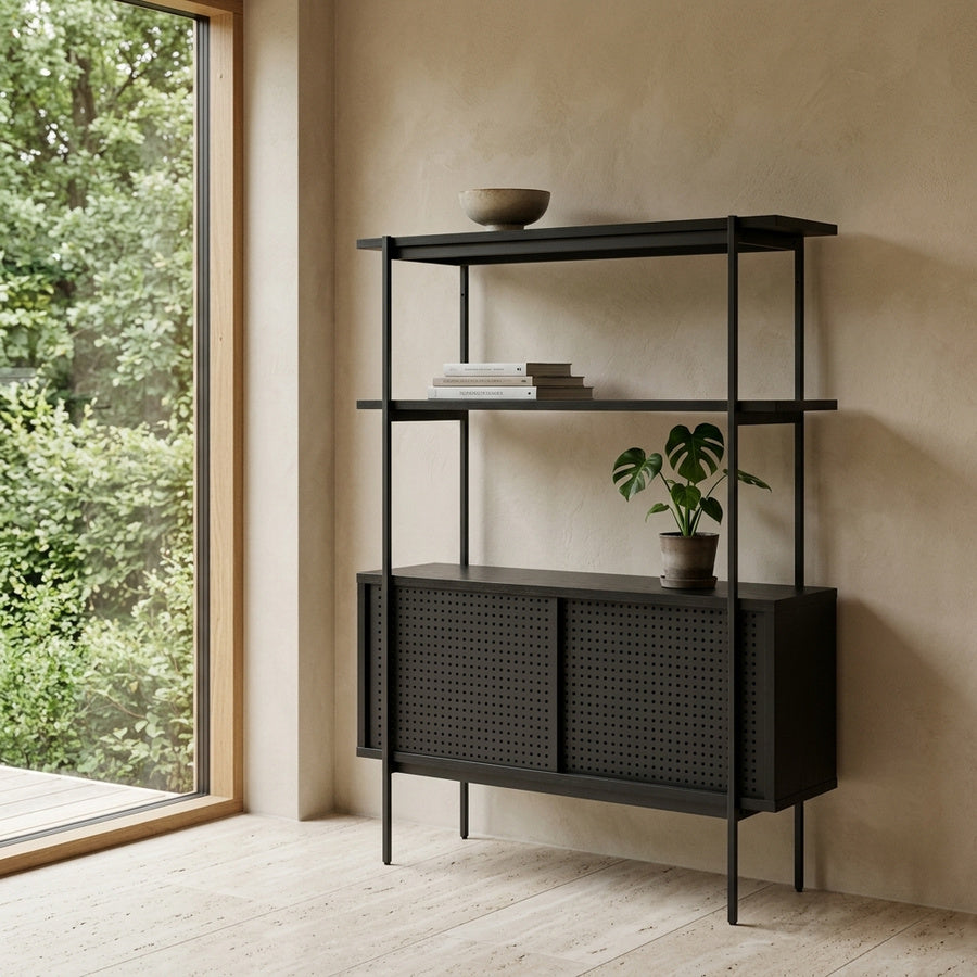 Angus Reol i Mat Sort Stål med Metal Mesh Skydelåger & Hylder i Sort Ask Melamin fra Actona | B94xD27xH113,8cm - Billede 1