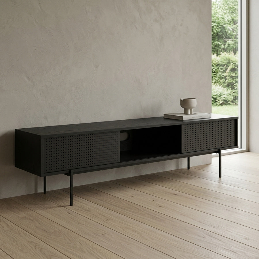 Angus TV Bord i Sort Ask Melamin med Metal Mesh & Skydedør & Stel i Sort Stål fra Actona | B180xD40xH44,5cm - Billede 1