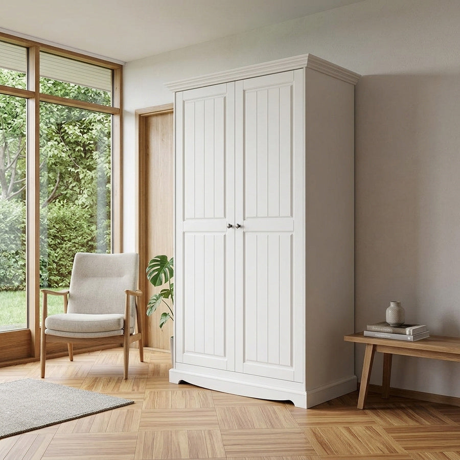 Miljøbillede af Nanna Skab i Massiv Fyrretræ, Hvidmalet (B107xD64xH190cm) indrettet i hjemmet fra UniqueBeds Home and Living