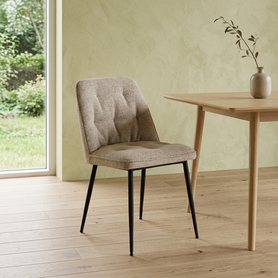 Brooke Spisebordsstol i Beige Stof med Indsyninger og Stel i Sort Stål fra Actona | 50x55x84cm - Billede 1