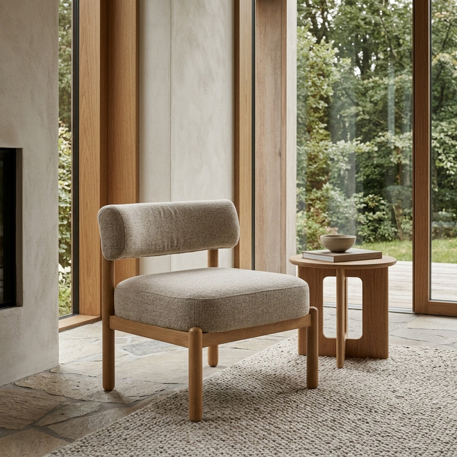Burley Lounge Stol i Beige Stof med Posefjedre og Stel i Egetræ fra Actona | 66,5x69x75cm - Billede 1