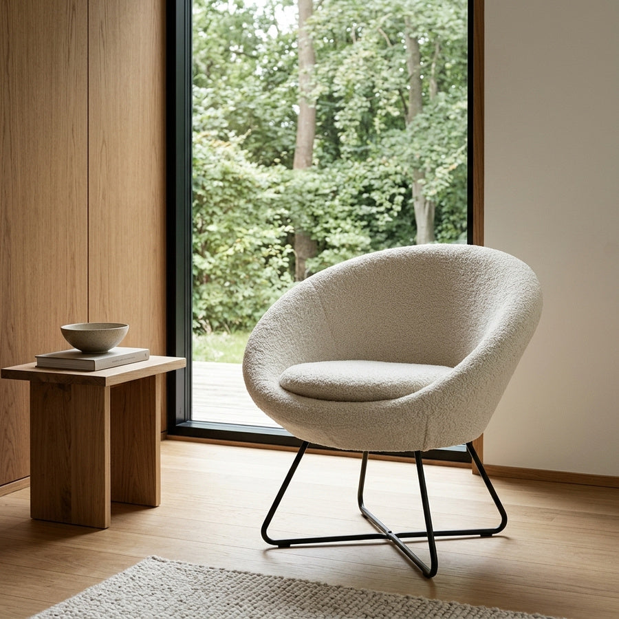 Center Lounge stol i Creme Stof med Armlæn og Stel i Sort Stål fra Actona | 71x82x81cm - Billede 1