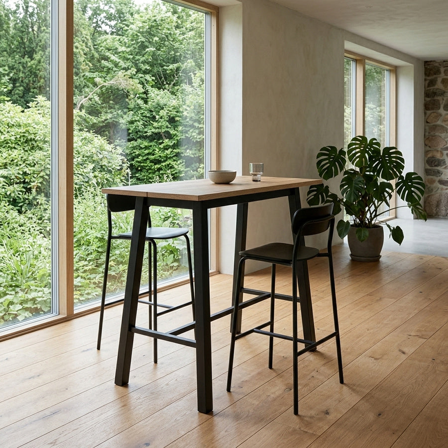 Chara Barbord i Vild Eg Egetræ med Fodstøtte & Plankerne & Stel i Sort Egetræ fra Actona | B117xD58xH105cm - Billede 1
