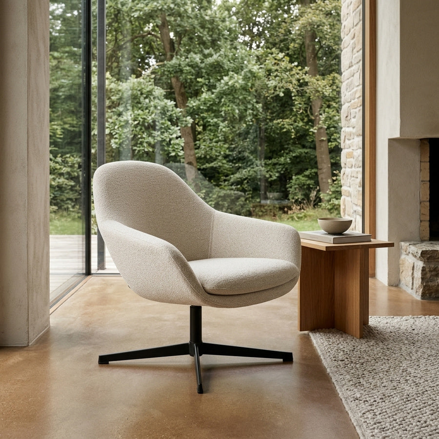 Claremore Lounge Stol i Creme Stof med Armlæn og Drejefunktion og Stel i Sort Stål fra Actona | 72x74x81cm - Billede 1