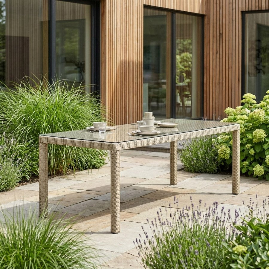 Cocos Udendørs Spisebord i Flettet Rattan med Glasplade fra Lexpo Living | 100x230 cm (Kun bordet)