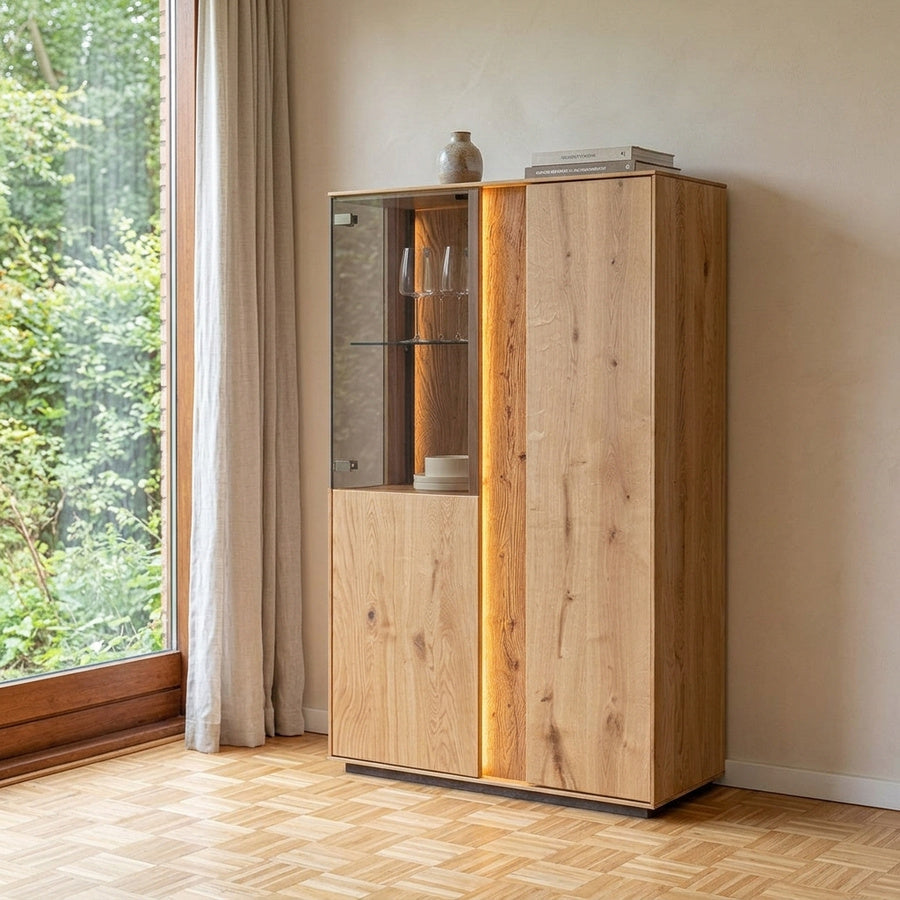 Miljøbillede af Idun Lavt Vitrineskab i Massiv Egetræ, Olieret (B85xD37xH140cm) indrettet i hjemmet fra UniqueBeds Home and Living