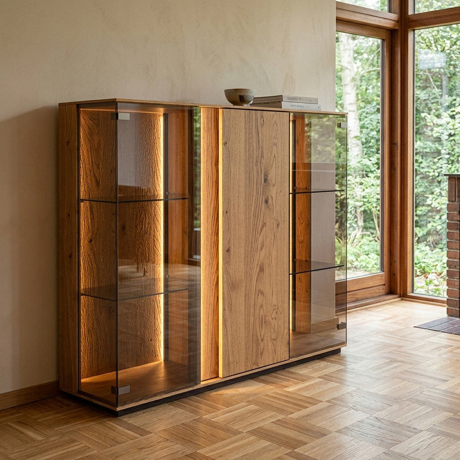 Miljøbillede af Idun Lavt Vitrineskab i Massiv Egetræ, Olieret Model 13 (B135xD37xH115cm) indrettet i hjemmet fra UniqueBeds Home and Living