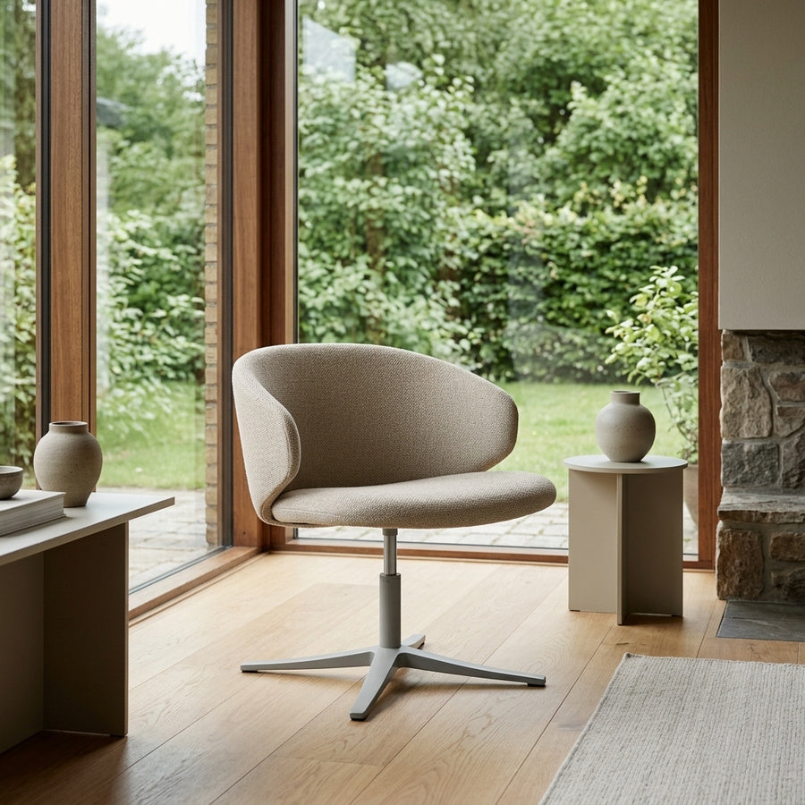 Ella Lounge Stol i Beige Stof med Armlæn og Drejefunktion og Stel i Grå Stål fra Actona | 65,5x68x71cm - Billede 1