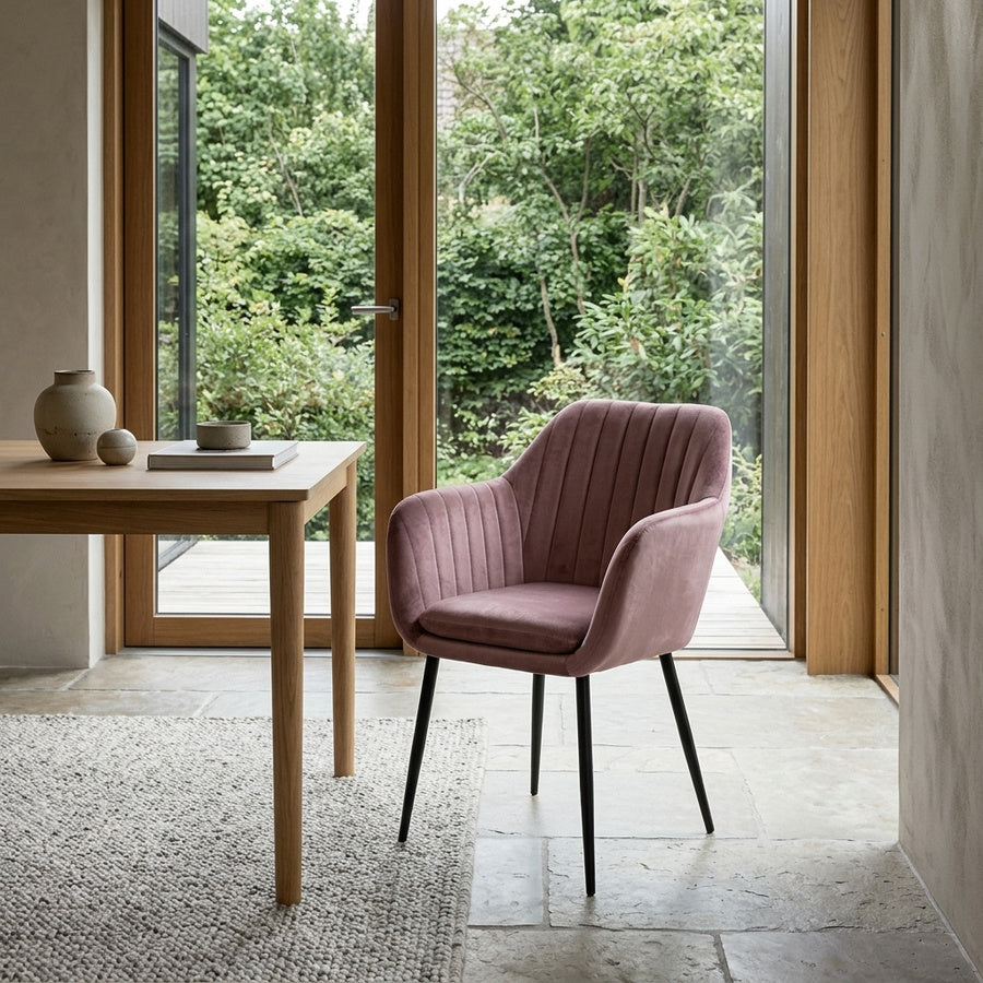 Emilia Spisebordsstol i Dusty Rose Stof med Armlæn og Stel i Sort Stål fra Actona | 57x61x83cm - Billede 1