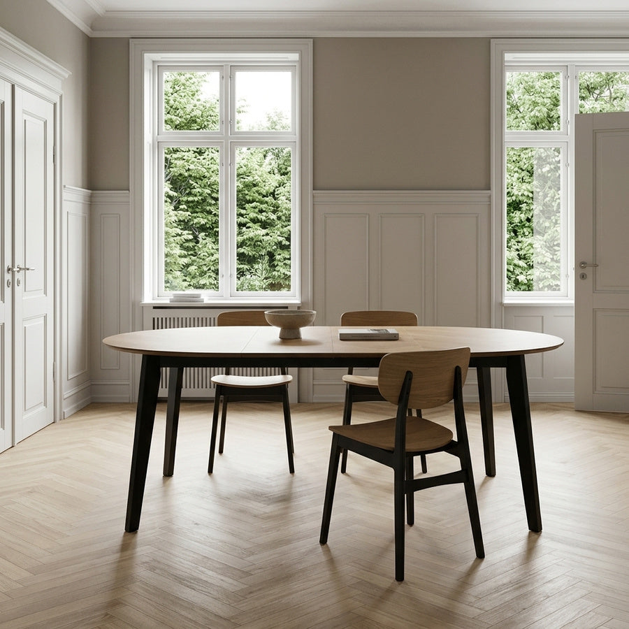 Georgetown Spisebord i Mat Eg Egetræ med Sildeben & Stel i Sort Gummitræ fra Actona | Ø120-198x74,5 cm - Billede 1