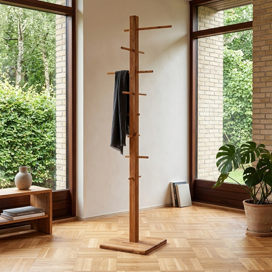 Miljøbillede af Hermod Stående Tøjknagerække i Massiv Egetræ (B40xD40xH180cm) indrettet i hjemmet fra UniqueBeds Home and Living