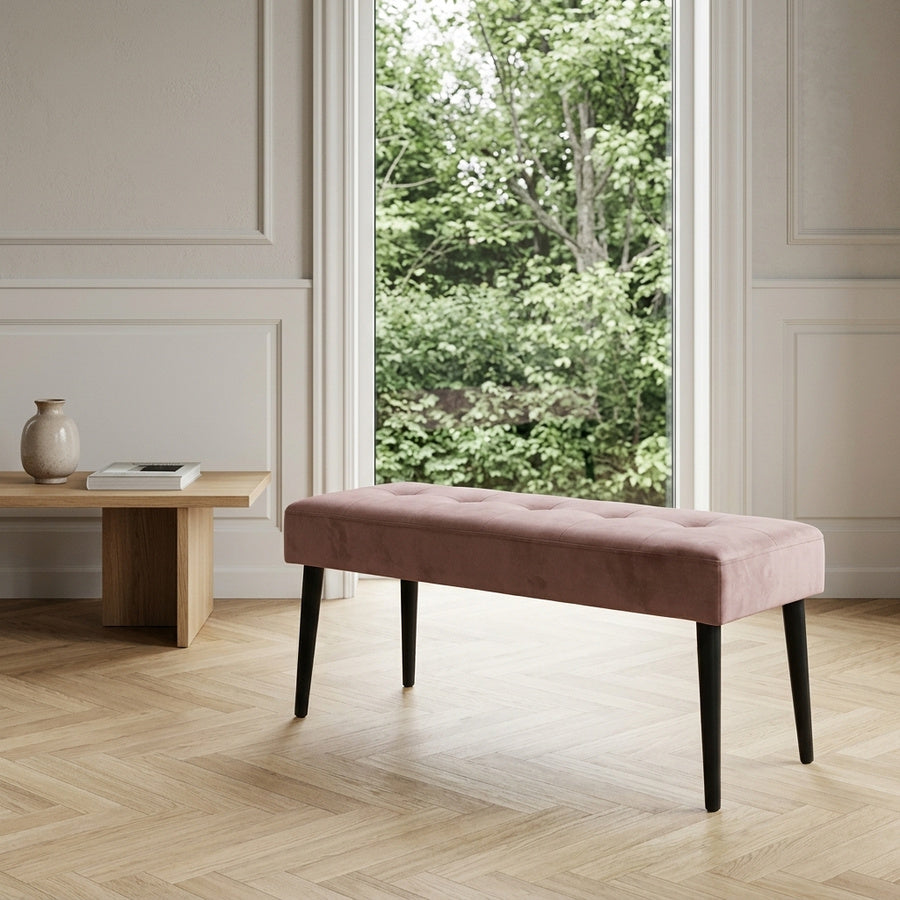 Glory Bænk i Dusty Rose Stof med Indsyninger og Stel i Sort Stål fra Actona | 38x95x45cm - Billede 1