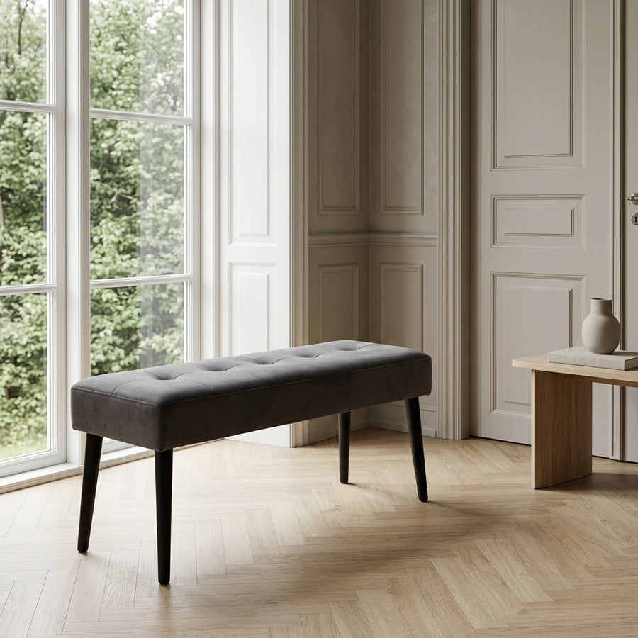 Glory Bænk i Mørkegrå Stof med Indsyninger og Stel i Sort Stål fra Actona | 38x95x45cm - Billede 1