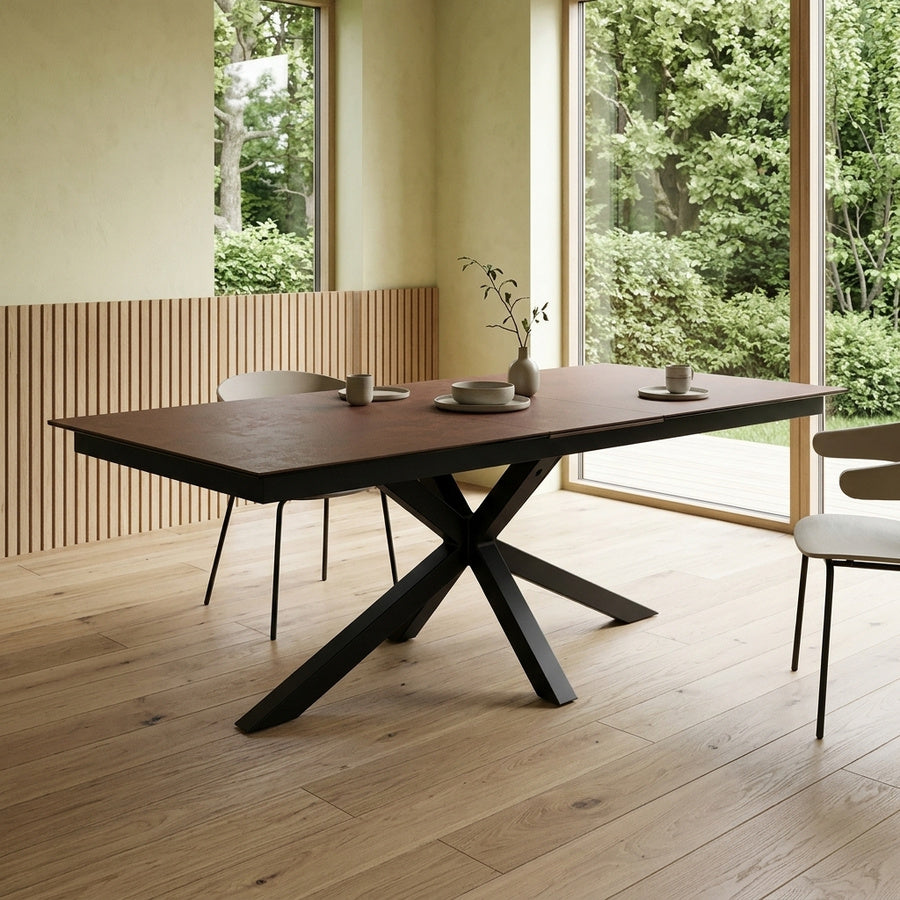 Heaven Rektangulær Spisebord i Rustbrun Keramik med Synkron Udtræk & Tillægsplade Opbevaring & Stel i Sort Stål fra Actona | L200-240xB100xH76cm - Billede 1